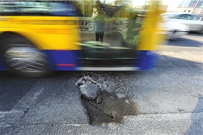 北太平庄桥路面现大坑 该路段短暂拥堵