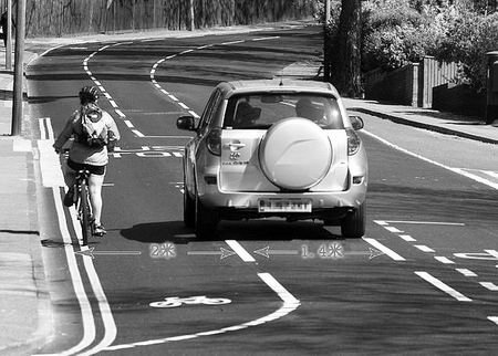 英国出现最囧公路 自行车道比汽车道宽
