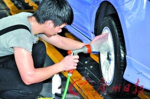 【洗车五部曲】第三步：清洗轮胎。这时候要用不同去油清洁剂，喷在轮毂和轮胎上，再用抹布抹净，螺丝部位则用专门的清洁扫清洁，清洁挡泥板等容易忽视的部位。