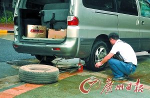 汽车爆胎酿惨祸 驾驶安全受关注