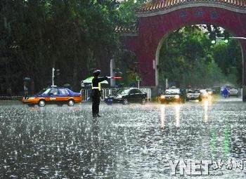 全市交警上路疏导车流 用身体为司机测水深