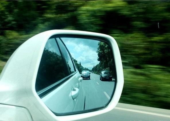 汽车后视镜这样用最安全 看看你调整对了吗