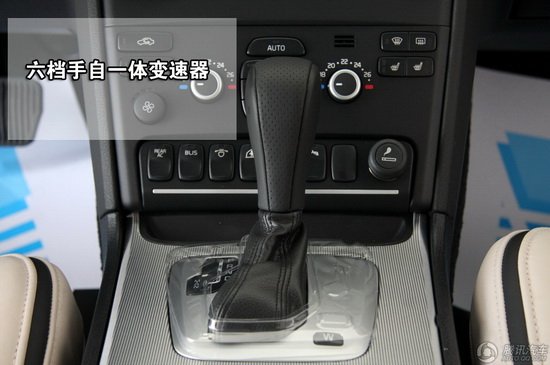 近日，2012款沃尔沃XC90正式上市销售，其售价区间为59.89-81.8万元。XC90车型拥有2.5T和3.2升两种排量五款车型供消费者选择，在这五款车型中，共拥有豪华版、行政版以及个性运动版三款不同配置。