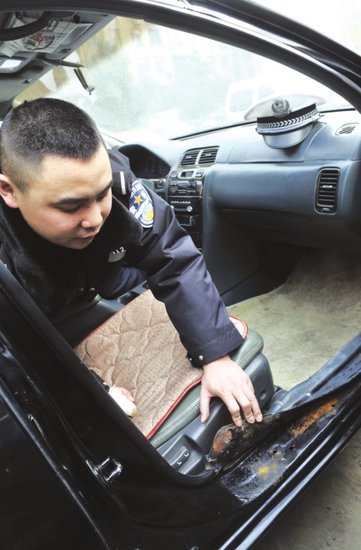 交警里有個“車博士” 瞟剎車燈查出拼裝車
