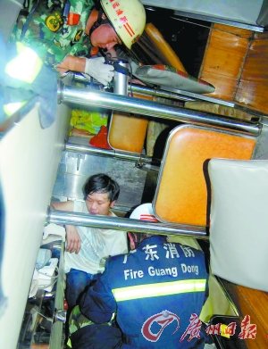卧铺大巴撞护栏翻车乘客被甩出 6人身亡