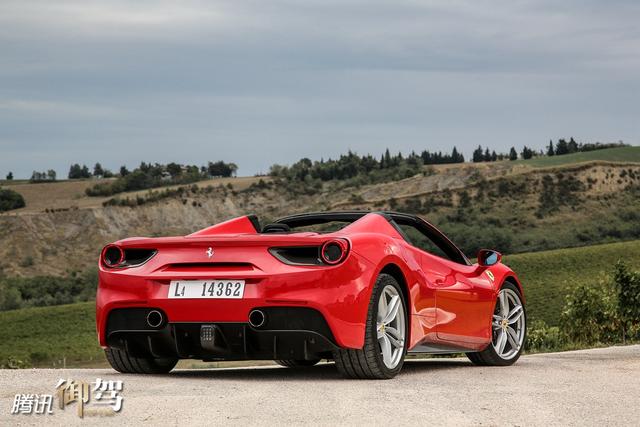 海外试驾法拉利488 spider 显运动激情