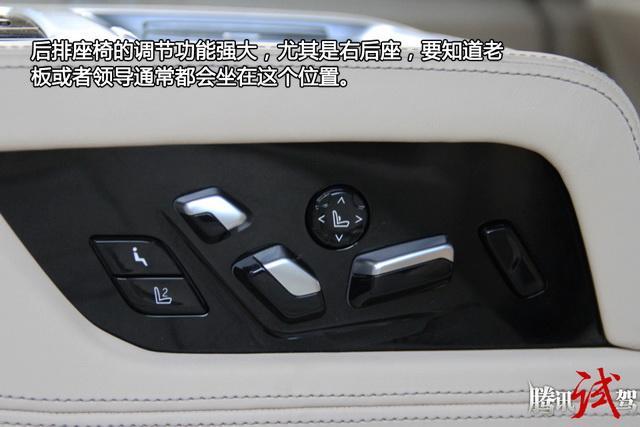 全新宝马7系购车手册 相比领先型贵17万元的豪华型在配置上增加了智能激光大灯、整体主动转向系统、后排座椅电动调节、后排座椅通风、前后排座椅按摩、全景影像、自动泊车、驾驶辅助系统及星空全景天窗。豪华型所增加的配置不仅让后排乘客舒适性大幅提升,驾控方面也有着较大提升,性价比相当突出。