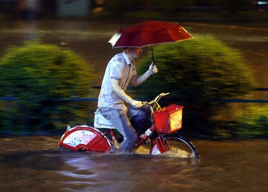 杭州遭暴雨袭击 市区开车如行船