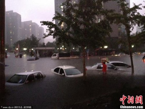 北京遭遇罕见暴雨致交通大面积瘫痪