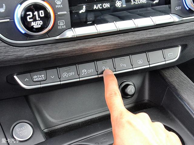 全新奥迪a4l采用自动三区空调,而空调控制按键同样具备感应功能,手指