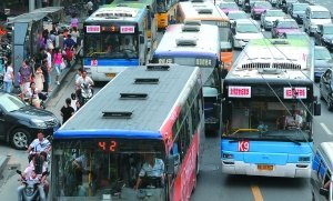 8月10日下午18时30分，郑州市花园路与纬三路花园商厦门前，交通拥堵。《河南商报》 供图