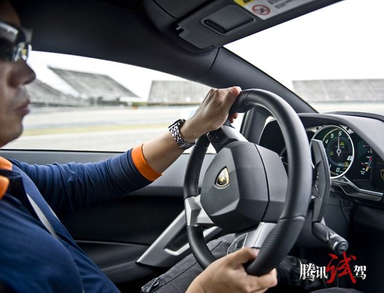 腾讯试驾兰博基尼Aventador LP700-4 狂牛降世