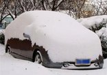 Heladas tempranas en el coche de invierno
