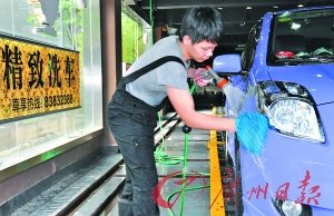 【洗车五部曲】第二步：洗车液洗车。这步骤一定要擦匀车身，譬如车标和车门把手这些位置，也要用不同工具清洁。