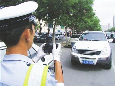 车停路边正遇交警拍照 这样做不会被罚钱