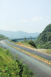 纳黔高速全程通车 成都4.5小时可到贵州