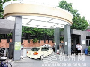 交警拖车 她开回再堵因扰乱公共秩序被拘5天