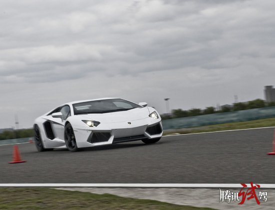 腾讯试驾兰博基尼Aventador LP700-4 狂牛降世
