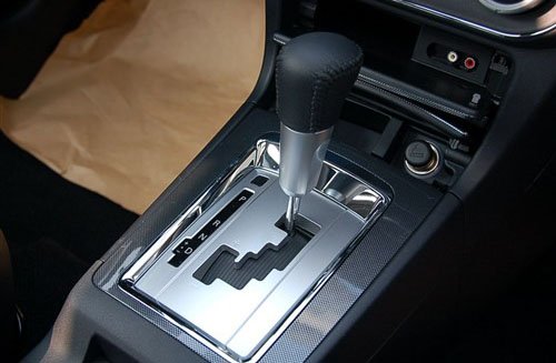 双离合变速箱 d● 档把类型 变速器需要用换挡杆来控制档位,而现在