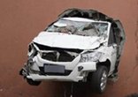 Внутренние автомобиль захватывающим Ray падает