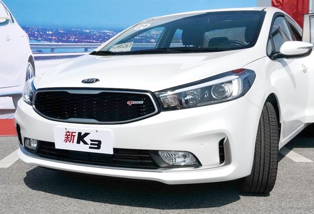 全新造型的17英寸铝合金轮毂 车身侧面,国产起亚新款K3则基本维持现款不变,但换上了全新造型的17英寸铝合金轮毂。尾部方面,新车尾灯样式有所调整,更显简洁。此外,1.4T车型还采用了独有的单边两出排气管。
