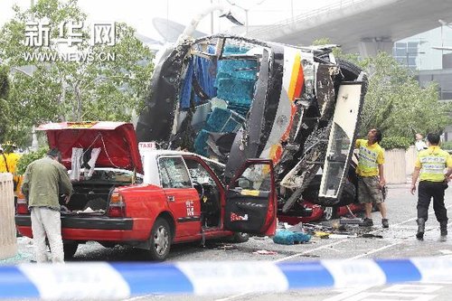 香港旅游巴士跌落天桥 砸中两辆出租车