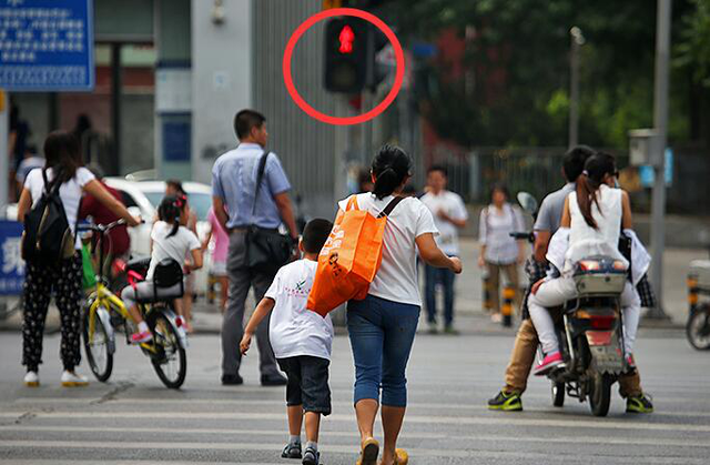 已上升到违法行为 你真懂如何礼让斑马线吗
