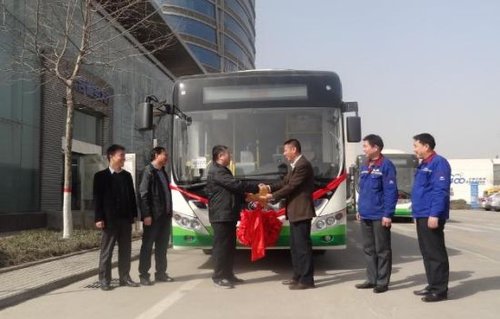 首批50辆宇通混合动力公交车驶入保定