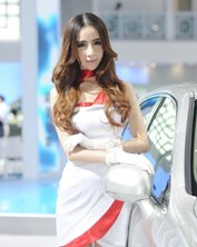 性感車模神似韓國歌手李孝利