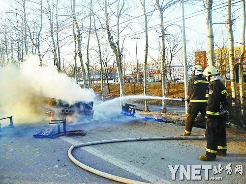 北京通州小货车突然起火 烧毁一车家具