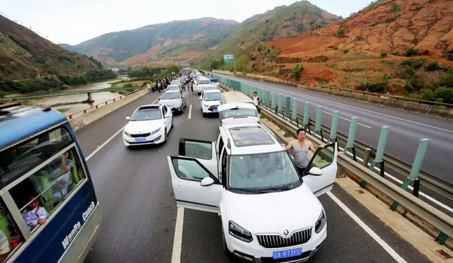 《每日猜车》第700期:小长假高速大堵车