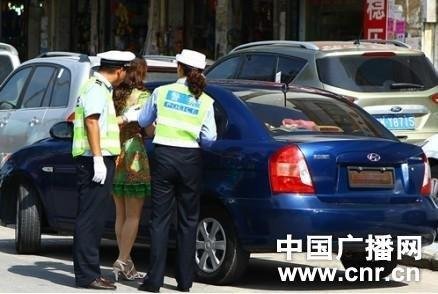 《每日猜车》第103期:无牌<em>女司机</em>掏<em>工作</em>证_汽