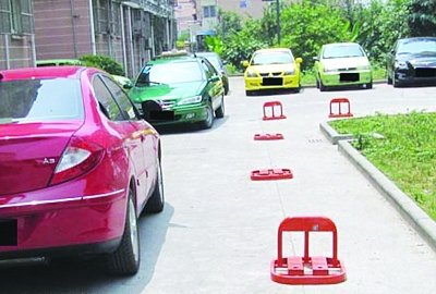 南京某小区居民私装车位锁堵了消防通道