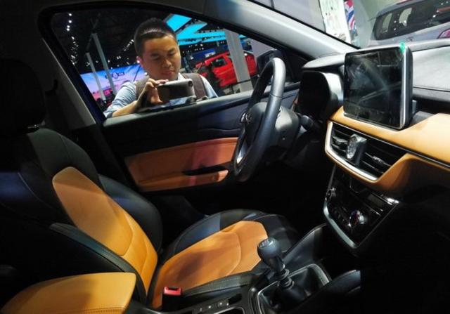 五菱宏光S3內(nèi)飾圖片曝光 定位為7座SUV