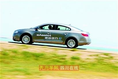 天府早报试驾别克君越EASSIST混合动力