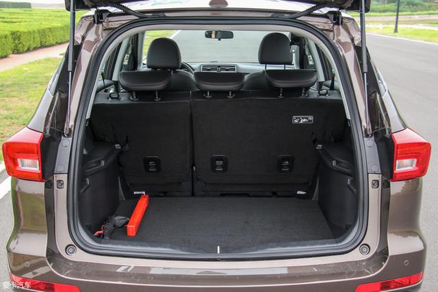 远景x3受制于车身尺寸的限制,常规状态下行李厢空间为400l,将后排座椅