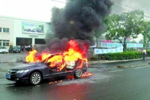 上海一车主 在本田店门口烧毁自家日系车