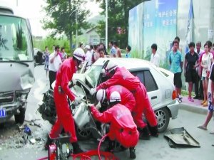 昌平发生交通事故 夏利司机被困车中获救