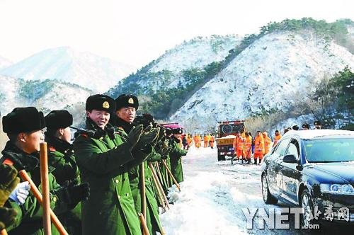 京藏高速双向恢复通车 上千车主安全转移