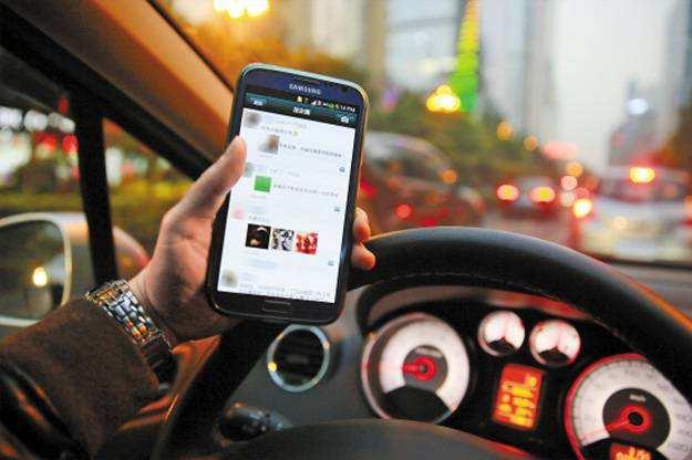 研究发现开车时使用手机能导致车祸 也能拯救司机