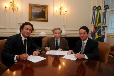 FEH CEO Alejandro Agag, FIA 主席 Jean Todt, FEH 投资方 Enrique Banuelos 签署电动汽车方程式（Formula E）许可协议