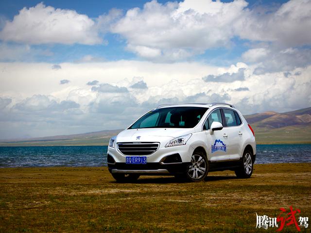 东风标致3008 前不久,东风标致3008逐乐蓝天E动之旅活动在大连正式启动。由3008组成的车队将在30天内,自东向西穿越8000公里,最终抵达海拔5200米的珠峰大本营,全程如果能够顺利跑下来的话,说明3008在长途旅行以及应付恶劣路况方面确实能够经受住考验。目前车队已经抵达青海,我也来到青海参加本站的试驾活动,我们将在青海湖周围的公路上进行环湖驾驶。因为3008在上市之后我们已经做过了相关评测,于是今天我将从不同的角度来写这款车,两天内的试驾里程超过200公里,海拔高度超过3000米,因此我将着
