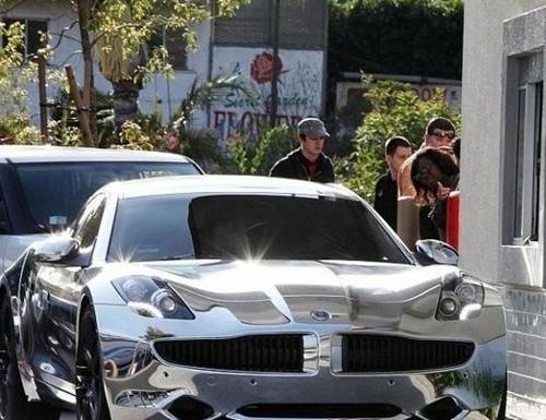 贾斯汀·比伯带女友开超级跑车快乐买炸鸡