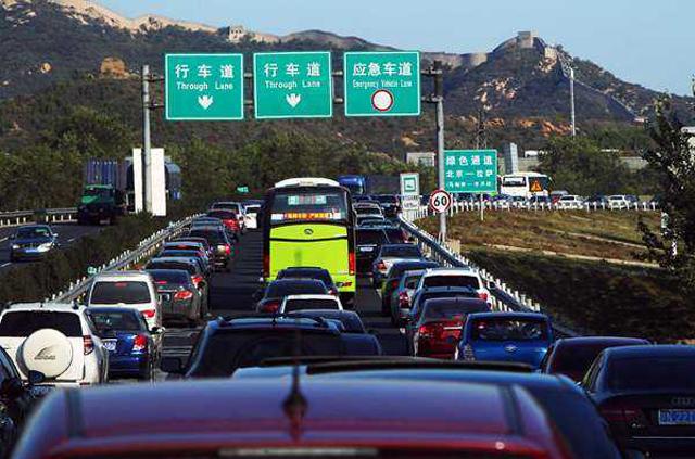 跨省违法占用应急车道 十一全国拍4.5万起