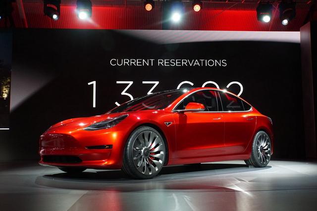 特斯拉Model 3全球首批车主交付在即