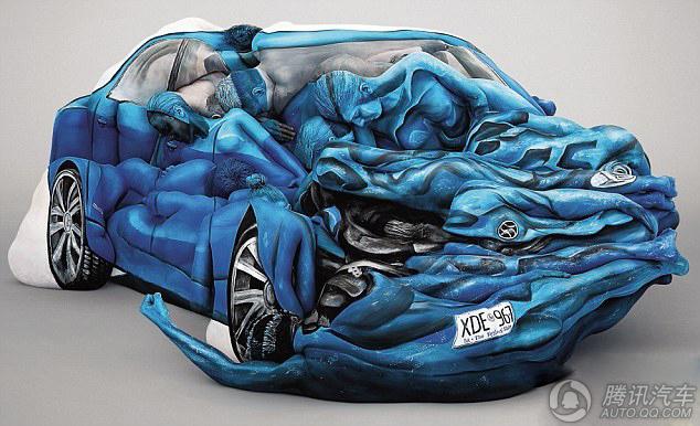 人体彩绘艺术家将17人组装成撞毁汽车