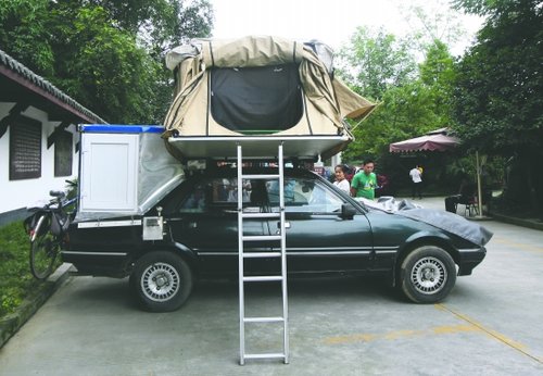 二手車改“房車” 男子載百歲老母游全國