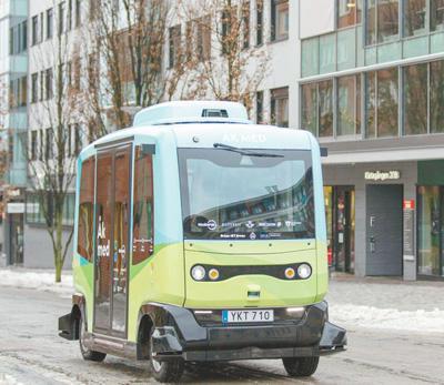 在瑞典首都斯德哥尔摩，人们体验试运行的无人驾驶巴士，时速为20公里。