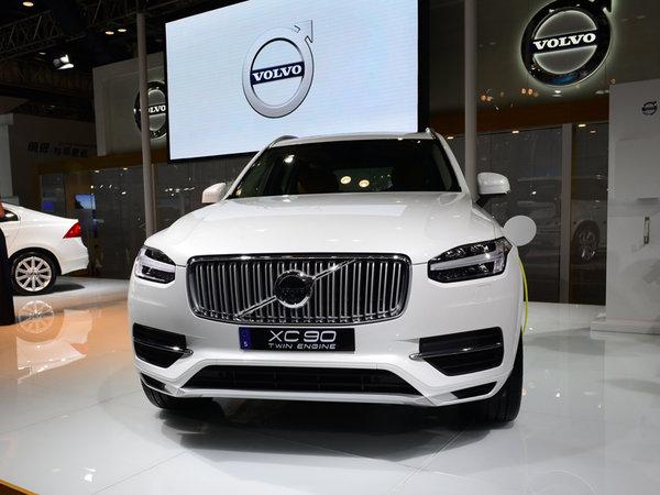 沃尔沃XC90 作为全新XC90家族中的一员,XC90 T8同样引领着互联网+时代的智能汽车生活。在德国2015年汽车人机交互系统博览会中获得全球最创新性人机交互系统大奖的Sensus智能车载交互系统,提供包括互联、服务、娱乐、导航、控制在内的所有车载互联功能,通过操作便捷、堪比平板电脑的9英寸防眩光竖屏,让用户在车内即可使用在线音乐、天气信息等基于云技术的车载应用。而智能手机应用——Volvo On Call 随车管家,可以让驾驶者随时掌握车辆信息、远程控制车辆或通过