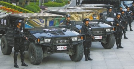 国产"悍马"武汉街头巡逻 特警荷枪实弹_汽车_腾讯网